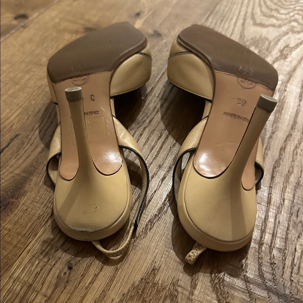 CHANEL Vintage Two-Tone Black and Cream Heels 39 - Picture 6 of 12
